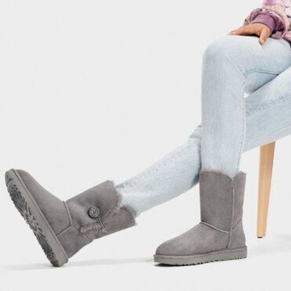 grey bailey button uggs